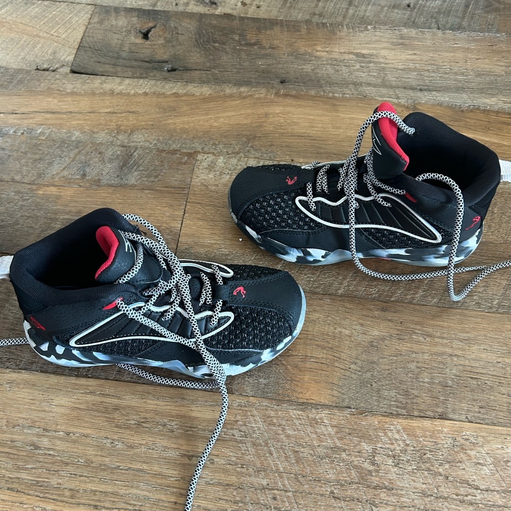 Michael Jordon Black and Red Basketball sneakers - Picture 4 of 6